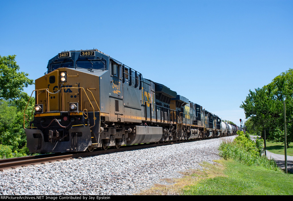 CSX 3407 leads a manifest north at Bugscuffle